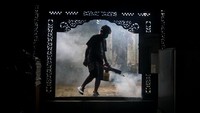 Relawan melakukan fogging di Kampung Joyosuran, Solo, Jawa Tengah, Minggu (2/2/2025).