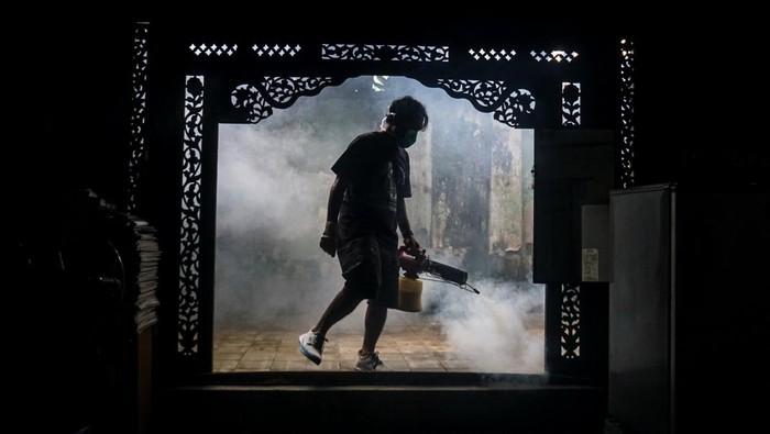Fogging untuk Antisipasi DBD di Solo Relawan melakukan pengasapan atau fogging penanggulangan penyakit demam berdarah di Kampung Joyosuran, Solo, Jawa Tengah, Minggu (2/2/2025). Menurut data Dinas Kesehatan Provinsi Jawa Tengah Dalam periode Januari 2025 hingga minggu ketiga tercatat sebanyak 1.239 warga Jawa Tengah terinfeksi Demam Berdarah Dengue (DBD) dengan 13 di antaranya meninggal dunia. ANTARA FOTO/Mohammad Ayudha/rwa.