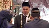 Sebelum akad, Frans Faisal terlihat sangat haru hingga tak bisa membendung air matanya. Foto: dok. Instagram Fuji