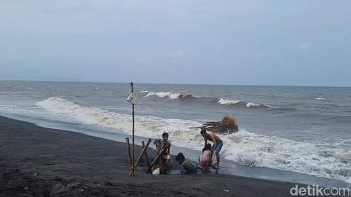 Gelombang tinggi terjadi di Pantai Mapak Indah, Sekarbela, Kota Mataram, Minggu (2/2/2025).