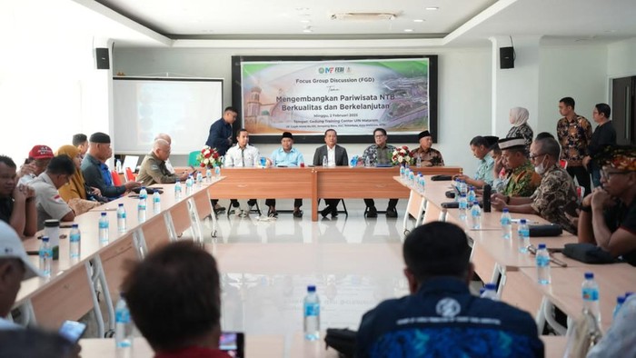 Gubernur NTB terpilih, Lalu Muhamad Iqbal, saat mengikuti Focus Group Discussion di UIN Mataram, Minggu (2/2/2025). (Istimewa)