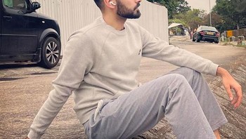 Pria ini awalnya minta fotonya diedit seolah sedang duduk di pinggir tebing, tapi jadinya malah kejauhan. Foto: Bored Panda