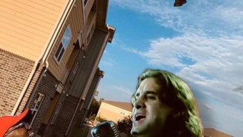 Minta bayinya bisa dilempar lebih tinggi sampai ke luar angkasa. Foto: Bored Panda