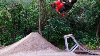 Kecil-kecil sudah jago stunt. Foto: Bored Panda