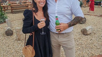 Pasangan ini minta perempuan di belakang dihilangkan, malah hilang semuanya. Foto: Bored Panda