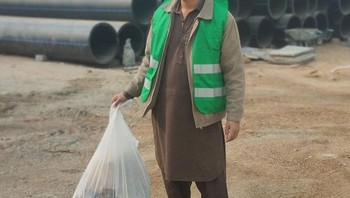 Pria ini minta kantung sampahnya dihilangkan dari foto, jadinya berserakan deh. Foto: Bored Panda