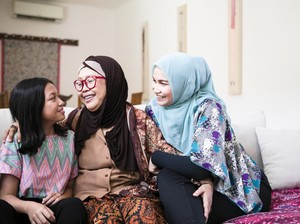 Hukum Memberikan Sedekah Subuh kepada Orang Tua
