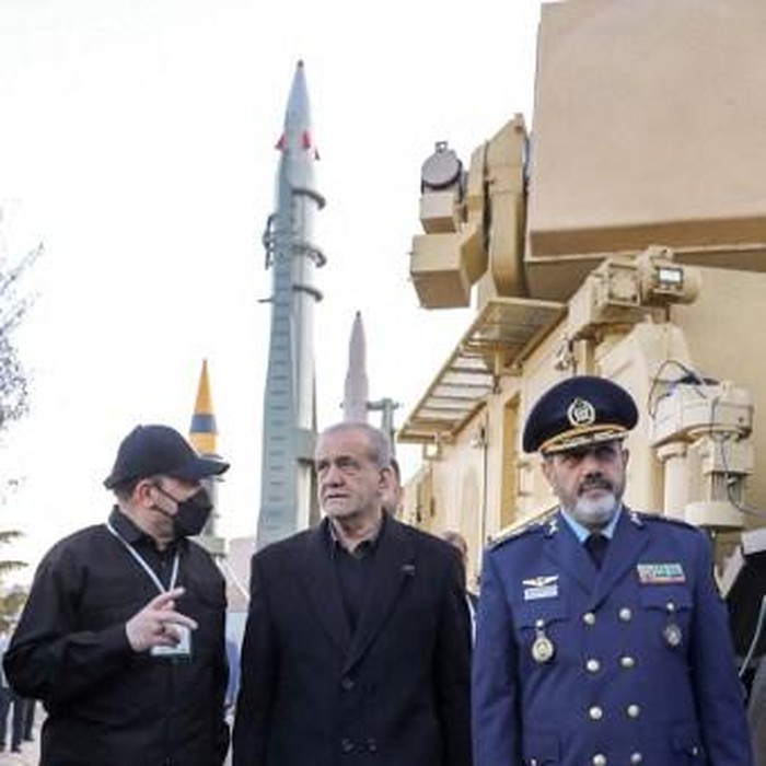 In this handout picture provided by the Iranian presidency on February 2, 2025, President Masoud Pezeshkian (C) visits a defence and space achievements exhibition in Tehran. Iran on February 2 revealed a new ballistic missile with an official range of 1,700 kilometres, in a Tehran ceremony attended by President Masoud Pezeshkian. (Photo by Iranian Presidency / AFP) / === RESTRICTED TO EDITORIAL USE - MANDATORY CREDIT 