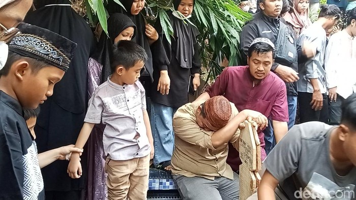 Isak tangis kakak-adik Tris Rizky Akbar Reformansyah alias Kiki, melepas sang adik yang tewas usai kecelakaan kerja di Jepang.