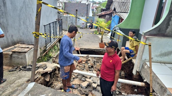 Jalan di Cimanggis, Depok, amblas usai hujan deras (dok istimewa)