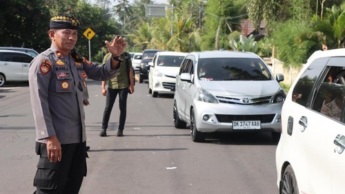 Polisi mengatur lalu lintas di jalur menuju Pura Besakih yang kondisinya padat merayap, Minggu (2/2/2025). (dok. Polsek Rendang)