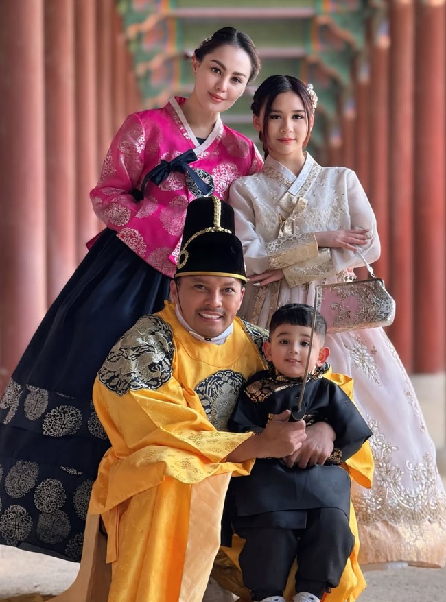 Kedua anak Jennifer, Chantal dan Kay juga terlihat kompak mengenakan Hanbok. Chantal memilih warna bernuansa putih dan keemasan. Sementara Kay memilih warna hitam. Foto: Instagram/@jeje_haris89