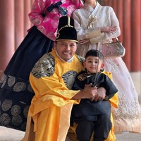 Kedua anak Jennifer, Chantal dan Kay juga terlihat kompak mengenakan Hanbok. Chantal memilih warna bernuansa putih dan keemasan. Sementara Kay memilih warna hitam. Foto: Instagram/@jeje_haris89