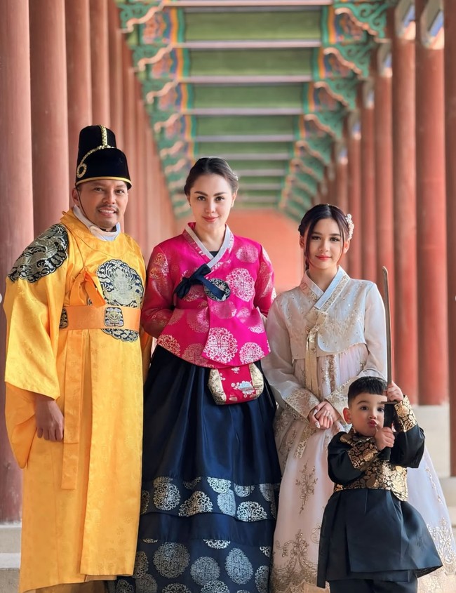 Paras rupawan kedua anak Jennifer, Chantal dan Kay kembali mencuri atensi. Chantal yang sudah beranjak remaja terlihat begitu cantik dengan rambut yang dikepang ke belakang dan pulasan lipstik berwarna kemerahan. Foto: Instagram/@jeje_haris89
