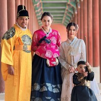 Paras rupawan kedua anak Jennifer, Chantal dan Kay kembali mencuri atensi. Chantal yang sudah beranjak remaja terlihat begitu cantik dengan rambut yang dikepang ke belakang dan pulasan lipstik berwarna kemerahan. Foto: Instagram/@jeje_haris89
