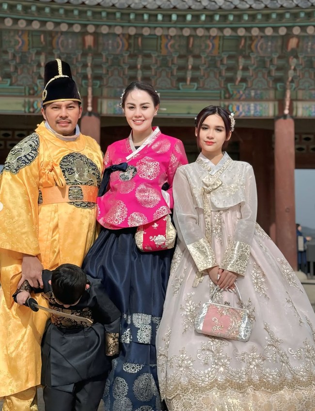 Penampilan Jennifer dan keluarga saat kenakan Hanbok banjir pujian netizen. Auranya disebut bak keluarga kerajaan. Foto: Instagram/@jeje_haris89