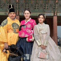 Penampilan Jennifer dan keluarga saat kenakan Hanbok banjir pujian netizen. Auranya disebut bak keluarga kerajaan. Foto: Instagram/@jeje_haris89