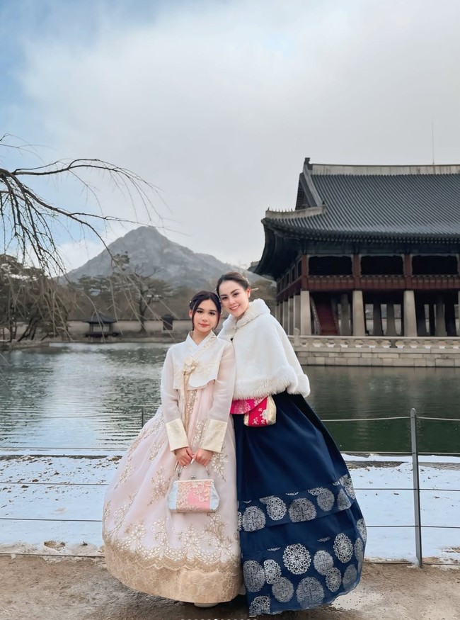 Berpose berdua, Jennifer dan Chantal tampil cantik bak putri kerajaan saat kenakan Hanbok. Cantik bgt ka.. kaya putri kerajaan, komentar salah seorang netizen. Cantik bangettt mami sm anaknyaaa masyaallah, tambah netizen lain. Foto: Instagram/@jeje_haris89