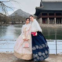 Berpose berdua, Jennifer dan Chantal tampil cantik bak putri kerajaan saat kenakan Hanbok. Cantik bgt ka.. kaya putri kerajaan, komentar salah seorang netizen. Cantik bangettt mami sm anaknyaaa masyaallah, tambah netizen lain. Foto: Instagram/@jeje_haris89