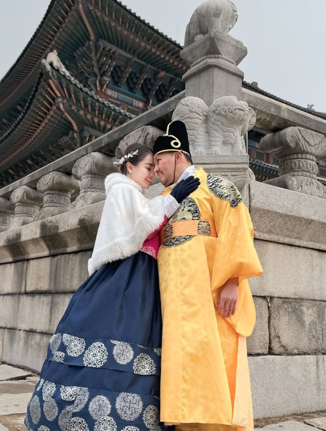 Jennifer dan Harris juga memamerkan pose mesra mereka. Keduanya tampak saling berhadapan dan menempelkan kening satu sama lain. Foto: Instagram/@jeje_haris89