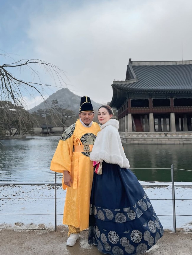 Wanita yang akrab disapa Jedun itu juga terlihat simpel dengan riasan wajah natural dan rambut yang dicepol ke belakang. Foto: Instagram/@jeje_haris89