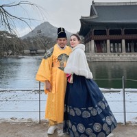 Wanita yang akrab disapa Jedun itu juga terlihat simpel dengan riasan wajah natural dan rambut yang dicepol ke belakang. Foto: Instagram/@jeje_haris89