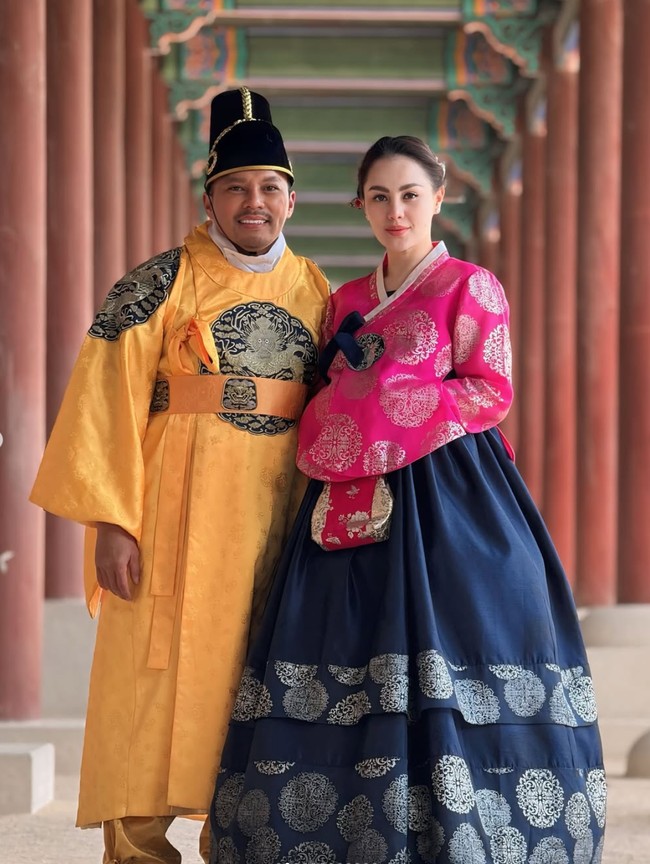 Ketika berada di Korea Jennifer Dunn dan suaminya, Faisal Harris tampak menjajal pakaian tradisional di sana, Hanbok. Faisal memilih Hanbok berwarna kuning, sementara Jennifer memilih perpaduan warna fuschia dan biru tua. Foto: Instagram/@jeje_haris89
