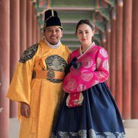 Ketika berada di Korea Jennifer Dunn dan suaminya, Faisal Harris tampak menjajal pakaian tradisional di sana, Hanbok. Faisal memilih Hanbok berwarna kuning, sementara Jennifer memilih perpaduan warna fuschia dan biru tua. Foto: Instagram/@jeje_haris89