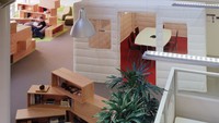 Menariknya, ada ruang meeting yang berbentuk seperti tenda kotak berwarna putih.