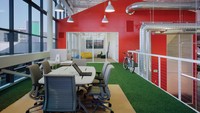 Kantor Google ini dirancang untuk menciptakan ruang yang beragam. Ada meja kerja beserta kursi di luar ruangan, lalu ada juga dalam ruangan yang dilengkapi kursi bantal empuk. Terdapat jendela besar yang memungkinkan banyak cahaya alami masuk. Lantainya dilapisi karpet hijau seperti rumput, sedangkan dindingnya menggunakan warna merah yang terkesan ceria.