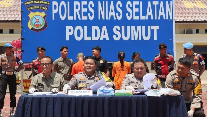 Kapolres Nisel AKBP Ferry Mulyana saat merilis kasus dugaan penganiayaan bocah perempuan inisial N. (Dok. Polres Nisel)