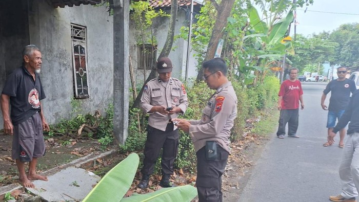 Polisi saat mendatangi lokasi kecelakaan 2 motor di Cawas, Klaten, Minggu (2/2/2025).
