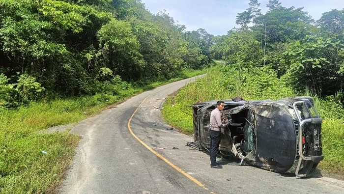 Sopir mobil Mitsubishi Triton berinisial AY (40) yang membawa 9 guru dan tenaga kesehatan (nakes) hingga masuk jurang di Kabupaten Keerom, Papua, ditetapkan sebagai tersangka.