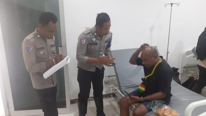 Korban kecelakaan tunggal di Jalan Trans Papua Km 212 Distrik Senggi, Kabupaten Keerom, saat mendapat penanganan medis di RSUD Kwaingga Keerom.
