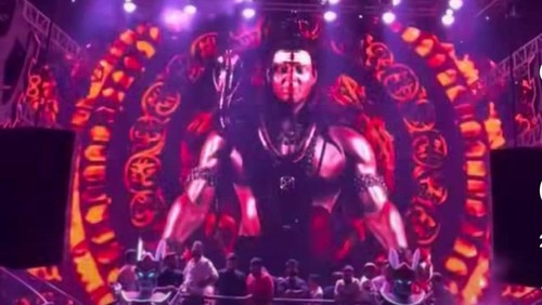 Tangkapan layar sebuah kelab malam di Bali menggunakan latar Dewa Siwa saat pertunjukan DJ.