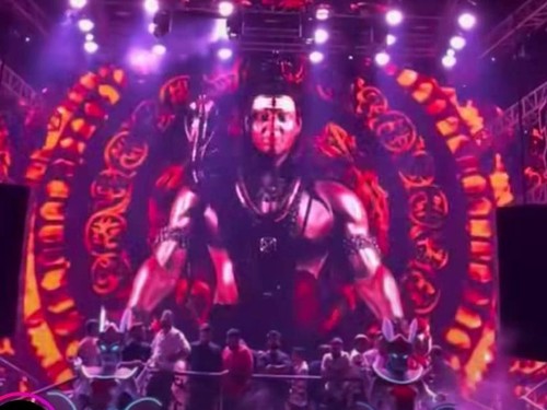 Tangkapan layar sebuah kelab malam di Bali menggunakan latar Dewa Siwa saat pertunjukan DJ.