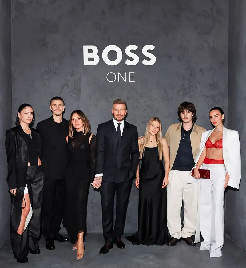 Jackie Apostel (paling kanan) mencuri perhatian dengan busana blazer dan lingerie.