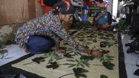 Mayana Ecoprint mampu membuat 10 kain dalam sehari. Kain-kain itu kemudian dijual dengan harga Rp 150 ribu sampai Rp 2 juta. 