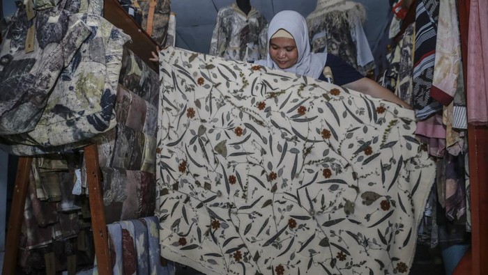Keren! Kain Ecoprint Ini Hasil Karya Penyandang Disabilitas di Ternate Perajin memperlihatkan hasil kain ecoprint di rumah produksi Serba Usaha Mayana Ecoprint di Ternate, Maluku Utara, Minggu (2/2/2025). Mayana Ecoprint merupakan salah satu pembuat batik dengan teknik cetak dan pewarnaan alami dari tumbuhan yang memberdayakan kaum difabel, dalam sehari mampu memproduksi 10 kain yang kemudian dijual dengan harga Rp150 ribu- Rp2 juta serta dipasarkan sejumlah daerah Indonesia dan mancanegara. ANTARA FOTO/Andri Saputra/nz