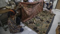 Perajin menunjukkan kain yang diproduksi di Mayana Ecoprint, Ternate, Maluku Utara, Minggu (2/2/2025). Kain-kain hasil karya penyandang disabilitas itu dipasarkan sejumlah daerah Indonesia dan mancanegara.