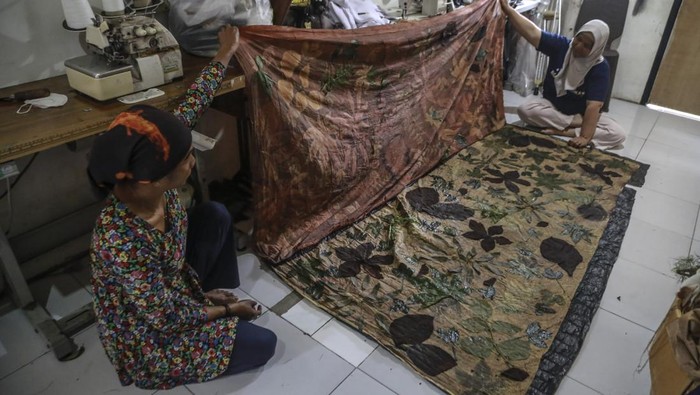 Keren! Kain Ecoprint Ini Hasil Karya Penyandang Disabilitas di Ternate Perajin memperlihatkan hasil kain ecoprint di rumah produksi Serba Usaha Mayana Ecoprint di Ternate, Maluku Utara, Minggu (2/2/2025). Mayana Ecoprint merupakan salah satu pembuat batik dengan teknik cetak dan pewarnaan alami dari tumbuhan yang memberdayakan kaum difabel, dalam sehari mampu memproduksi 10 kain yang kemudian dijual dengan harga Rp150 ribu- Rp2 juta serta dipasarkan sejumlah daerah Indonesia dan mancanegara. ANTARA FOTO/Andri Saputra/nz