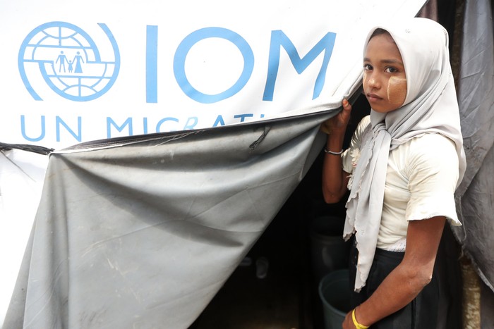 Anak-anak imigran etnik Rohingya asal Myanmar berada dalam tenda pengungsian sementara di lapangan sepak bola Seunebok Rawang, Aceh Timur, Aceh, Minggu (2/2/2025). Berdasarkan data aparatur Desa setempat dari jumlah 686 orang imigran yang ditempatkan ditempat pengungsian sementara itu sejak setahun terakhir, kini hanya tersisa 413 orang sementara 273 orang lainnya telah melarikan diri. ANTARA FOTO / Irwansyah Putra/nz.