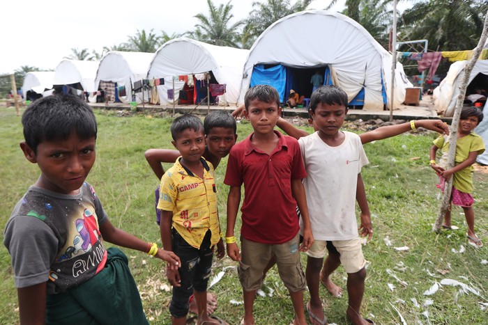 Anak-anak imigran etnik Rohingya asal Myanmar berada dalam tenda pengungsian sementara di lapangan sepak bola Seunebok Rawang, Aceh Timur, Aceh, Minggu (2/2/2025). Berdasarkan data aparatur Desa setempat dari jumlah 686 orang imigran yang ditempatkan ditempat pengungsian sementara itu sejak setahun terakhir, kini hanya tersisa 413 orang sementara 273 orang lainnya telah melarikan diri. ANTARA FOTO / Irwansyah Putra/nz.