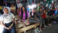 Para imigran Rohingya ditampung di kamp penampungan sementara di lapangan sepakbola Seunebok Rawang, Aceh Timur, Aceh, Minggu (2/2/2025).
