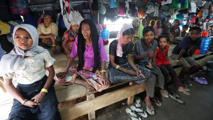 Kondisi Imgran Rohingya di Kamp Penampungan Aceh Timur Anak-anak imigran etnik Rohingya asal Myanmar berada dalam tenda pengungsian sementara di lapangan sepak bola Seunebok Rawang, Aceh Timur, Aceh, Minggu (2/2/2025). Berdasarkan data aparatur Desa setempat dari jumlah 686 orang imigran yang ditempatkan ditempat pengungsian sementara itu sejak setahun terakhir, kini hanya tersisa 413 orang sementara 273 orang lainnya telah melarikan diri. ANTARA FOTO / Irwansyah Putra/nz.