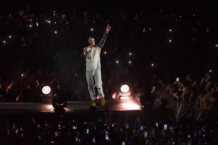 Vokalis grup band asal Los Angeles, Amerika Serikat, Maroon 5 Adam Levine memainkan gitar saat tampil dalam konser bertajuk Maroon 5 in Asia 2025 di Jakarta International Stadium (JIS), Jakarta, Sabtu (1/2/2025). Maroon 5 pada konser ketiga kalinya di Indonesia tersebut membawakan 20 lagu diantaranya berjudul This Love, She Will Be Loved, Sugar, Animals, dan Memories. ANTARA FOTO/Indrianto Eko Suwarso/wpa.