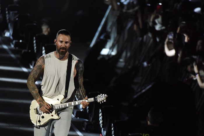 Vokalis grup band asal Los Angeles, Amerika Serikat, Maroon 5 Adam Levine memainkan gitar saat tampil dalam konser bertajuk Maroon 5 in Asia 2025 di Jakarta International Stadium (JIS), Jakarta, Sabtu (1/2/2025). Maroon 5 pada konser ketiga kalinya di Indonesia tersebut membawakan 20 lagu diantaranya berjudul This Love, She Will Be Loved, Sugar, Animals, dan Memories. ANTARA FOTO/Indrianto Eko Suwarso/wpa.