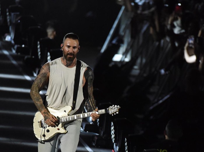 Vokalis grup band asal Los Angeles, Amerika Serikat, Maroon 5 Adam Levine memainkan gitar saat tampil dalam konser bertajuk Maroon 5 in Asia 2025 di Jakarta International Stadium (JIS), Jakarta, Sabtu (1/2/2025). Maroon 5 pada konser ketiga kalinya di Indonesia tersebut membawakan 20 lagu diantaranya berjudul This Love, She Will Be Loved, Sugar, Animals, dan Memories. ANTARA FOTO/Indrianto Eko Suwarso/wpa.