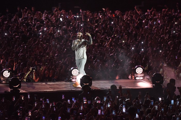 Vokalis grup band asal Los Angeles, Amerika Serikat, Maroon 5 Adam Levine memainkan gitar saat tampil dalam konser bertajuk Maroon 5 in Asia 2025 di Jakarta International Stadium (JIS), Jakarta, Sabtu (1/2/2025). Maroon 5 pada konser ketiga kalinya di Indonesia tersebut membawakan 20 lagu diantaranya berjudul This Love, She Will Be Loved, Sugar, Animals, dan Memories. ANTARA FOTO/Indrianto Eko Suwarso/wpa.