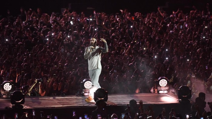 Vokalis grup band asal Los Angeles, Amerika Serikat, Maroon 5 Adam Levine memainkan gitar saat tampil dalam konser bertajuk Maroon 5 in Asia 2025 di Jakarta International Stadium (JIS), Jakarta, Sabtu (1/2/2025). Maroon 5 pada konser ketiga kalinya di Indonesia tersebut membawakan 20 lagu diantaranya berjudul This Love, She Will Be Loved, Sugar, Animals, dan Memories. ANTARA FOTO/Indrianto Eko Suwarso/wpa.
